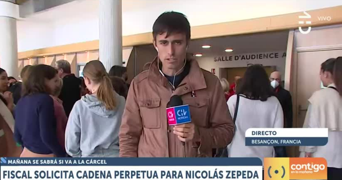 El periodista Roberto Cox explicando el caso de Nicolás Zepeda en un despacho en vivo.