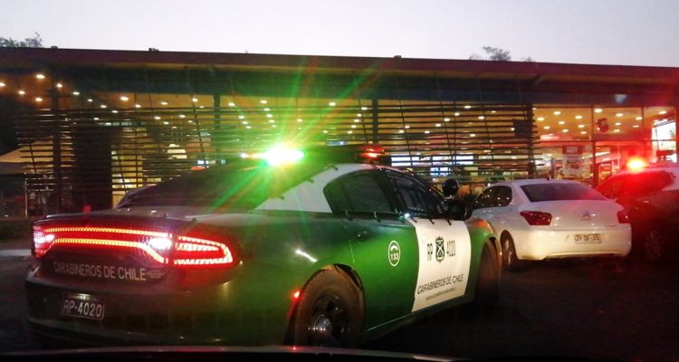 Delincuentes huyen con $150 mil y un celular tras robo en servicentro de Costanera Norte