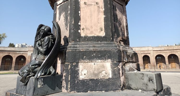 Roban ángel desde monumento ubicado afuera del Cementerio General: en enero se llevaron sus placas