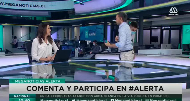 El periodista Rodrigo Sepúlveda abandonando el estudio, despidiéndose de sus compañeros.