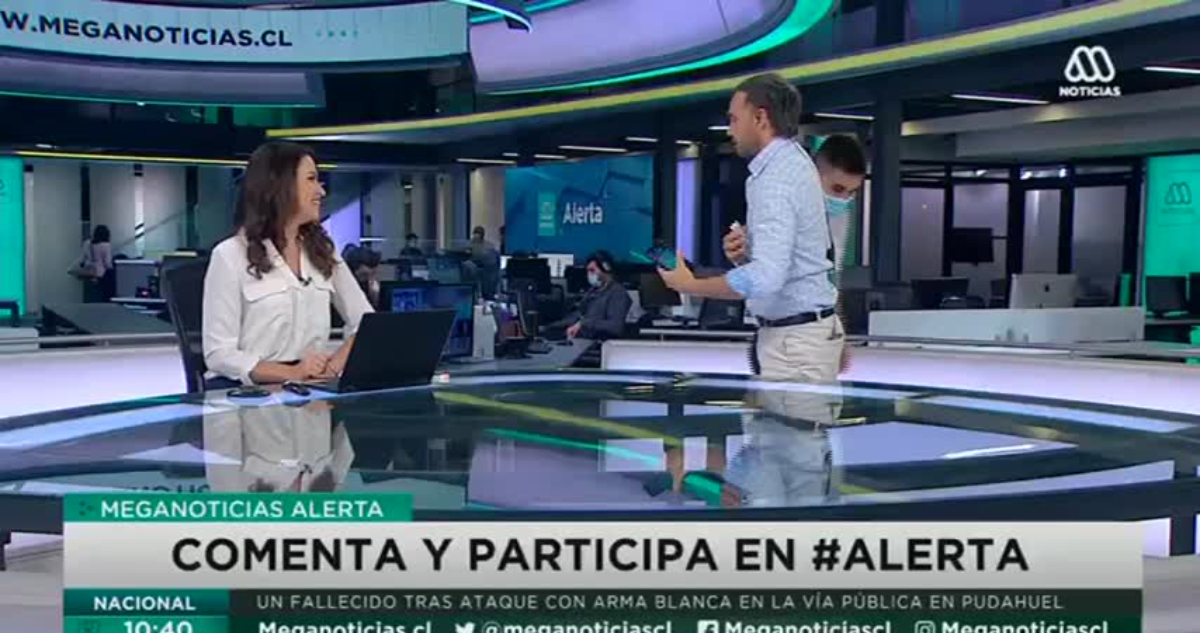 El periodista Rodrigo Sepúlveda abandonando el estudio, despidiéndose de sus compañeros.