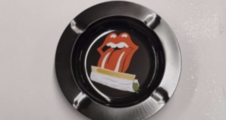 Ceniceros incautados por Aduanas