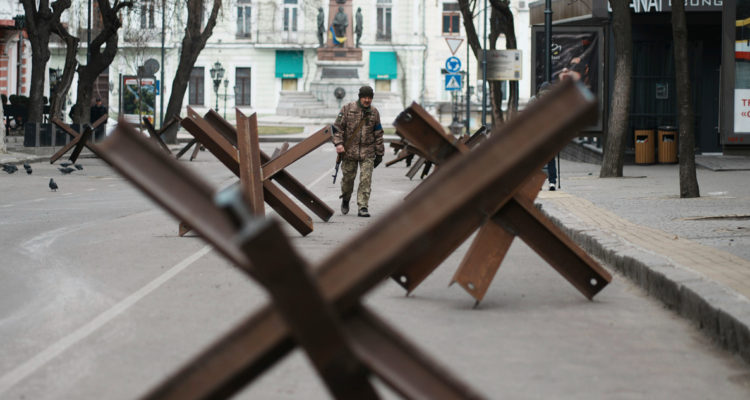 Rusia anuncia alto el fuego para evacuar civiles de acería asechada en Mariúpol