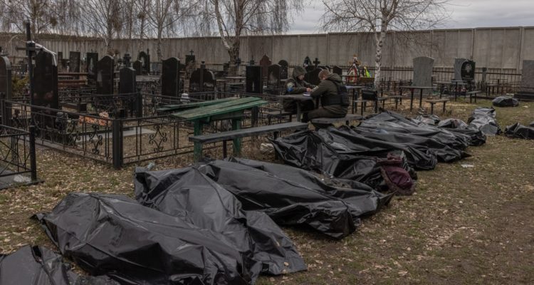 Cuerpos de civiles asesinados en Bucha, en sacos.