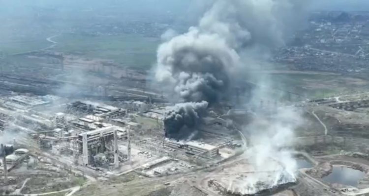 Captura de un video de ataques rusos sobre la zona industrial de Mariúpol.