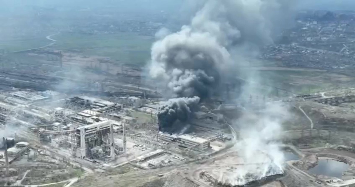 Captura de un video de ataques rusos sobre la zona industrial de Mariúpol.