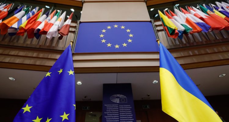 La bandera de la Unión Europea junto a la ucraniana, en el hemiciclo.