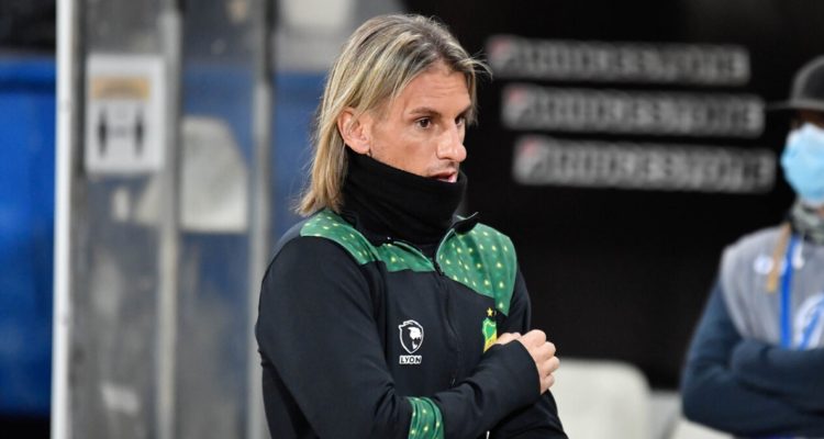 Sebastián Beccacece dirigiendo contra Antofagasta.