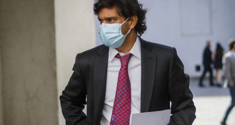 Sebastián Torrealba se retira de La moneda tras reunirse con el Presidente Piñera.