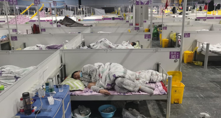 Pacientes en un hospital temporal de Shanghái.