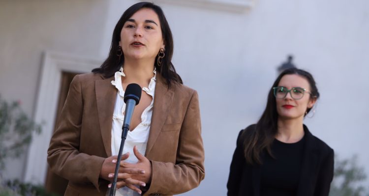 Izkia Siches junto a Camila Vallejo en La Moneda, al mediodía de este lunes.