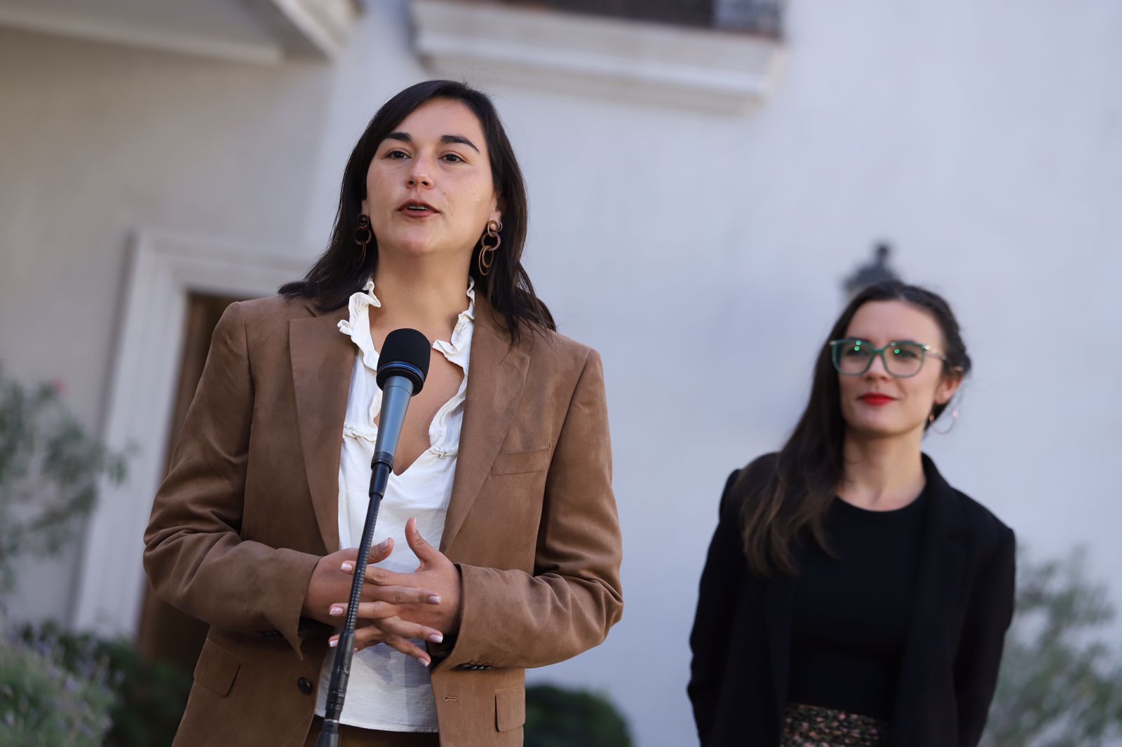 Izkia Siches junto a Camila Vallejo en La Moneda, al mediodía de este lunes.