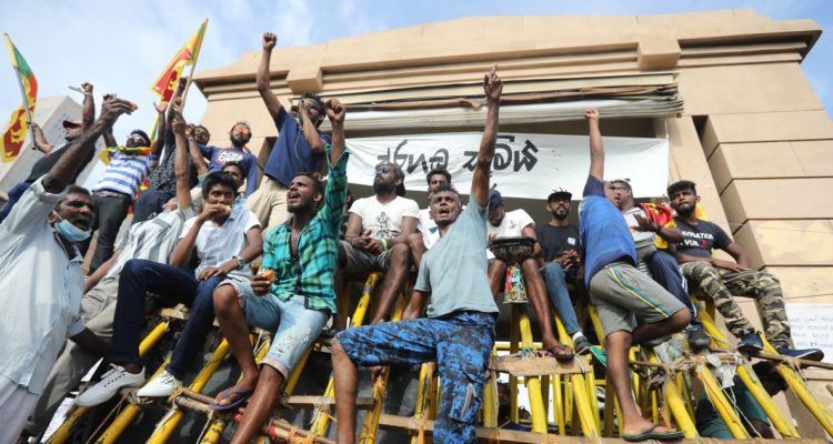 Gente protestando en Sri Lanka