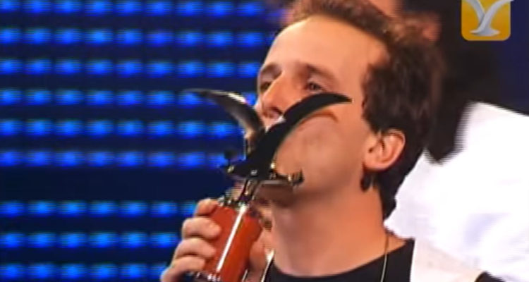 El comediante Stefan Kramer besando su gaviota de plata ganada en Viña 2008.