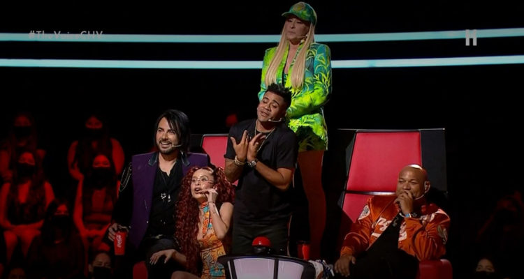 Los cuatro jurados de The Voice agrupados en el puesto de Gente de Zona durante el programa The Voice.