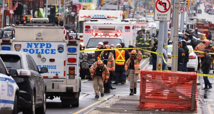 Servicios de emergencia fuera del metro donde ocurrió el tiroteo.