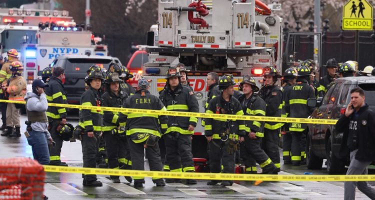 Bomberos trabajando en el sitio del tiroteo.