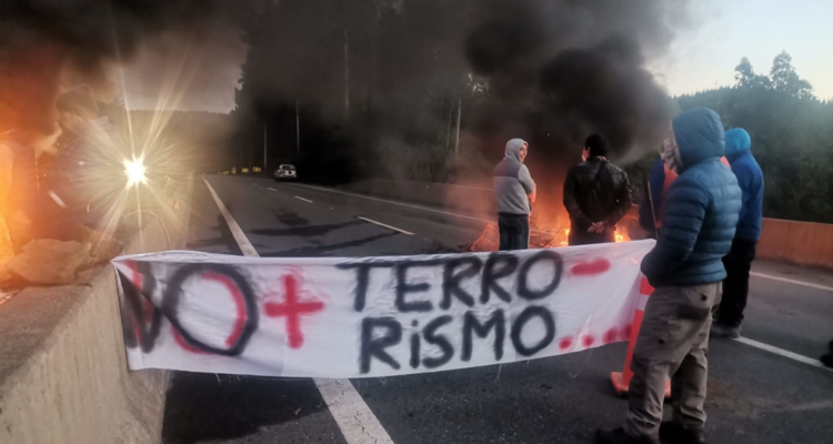 Trabajadores afectados por ataque en Los Álamos cortan la ruta 160.