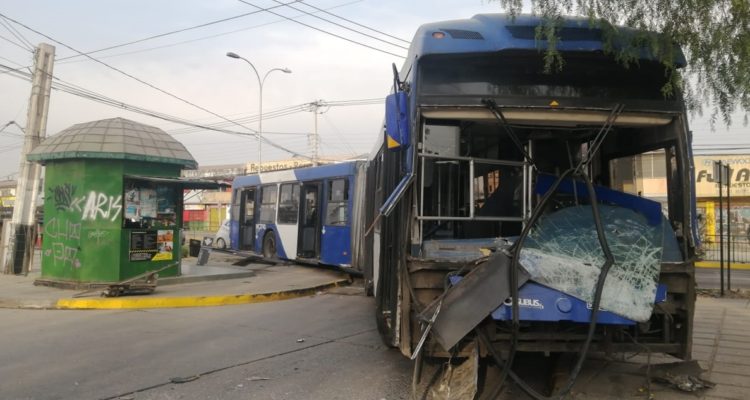 Conductor del Transantiago quedó lesionado en accidente en La Granja