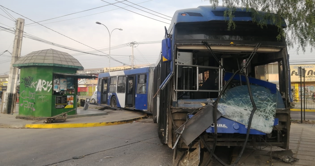 Conductor del Transantiago quedó lesionado en accidente en La Granja