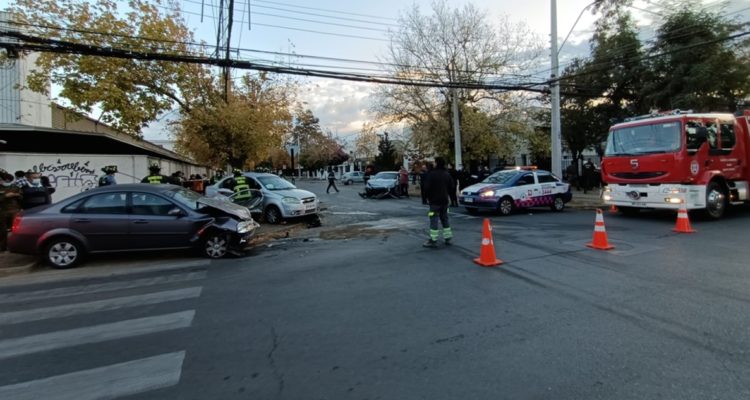 Tres vehículos protagonizan accidente de tránsito en Macul: hay un lesionado