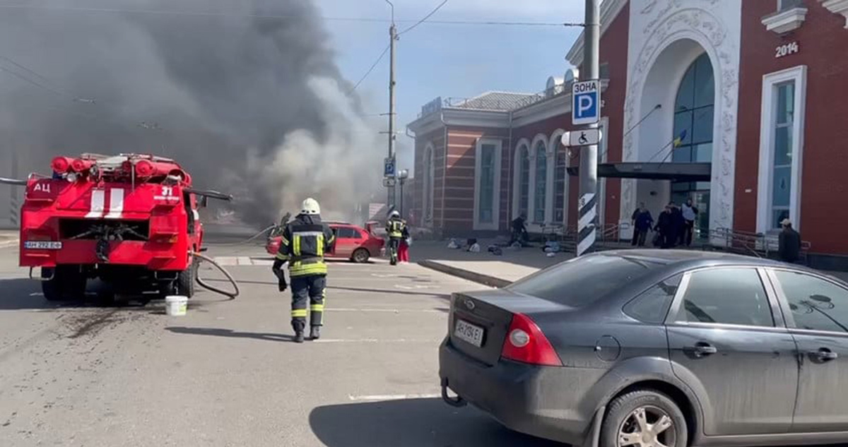 Fotografía de la columna de humo dejada en el lugar por el bombardeo.