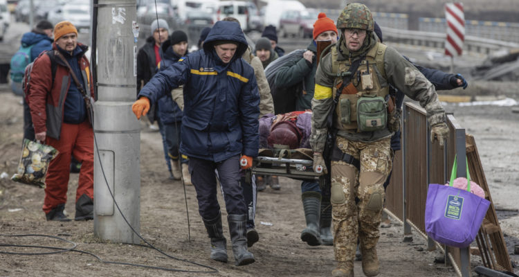 Imagen de archivo de la evacuación de una persona herida en el ciudad de Irpín, en la región de Kiev