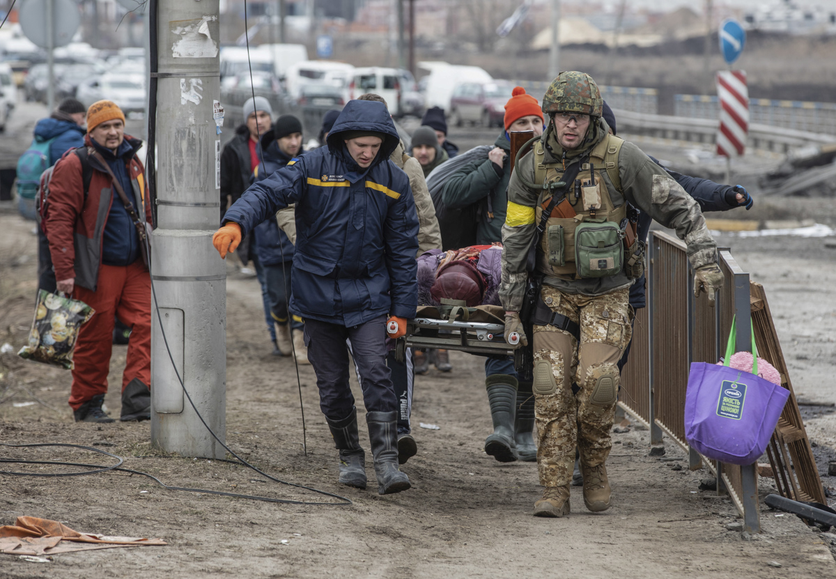 Imagen de archivo de la evacuación de una persona herida en el ciudad de Irpín, en la región de Kiev