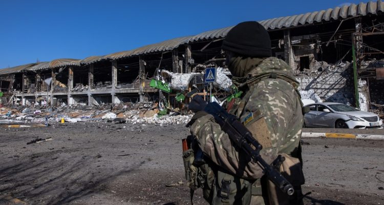 Un soldado ucraniano en Bucha.