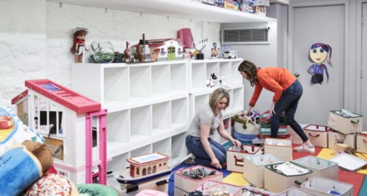 PERSONAS ORDENANDO PIEZA INFANTIL