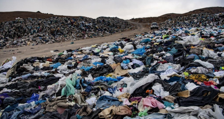 vertedero ilegal en el desierto