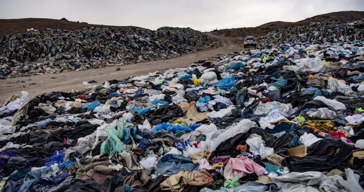 vertedero ilegal en el desierto