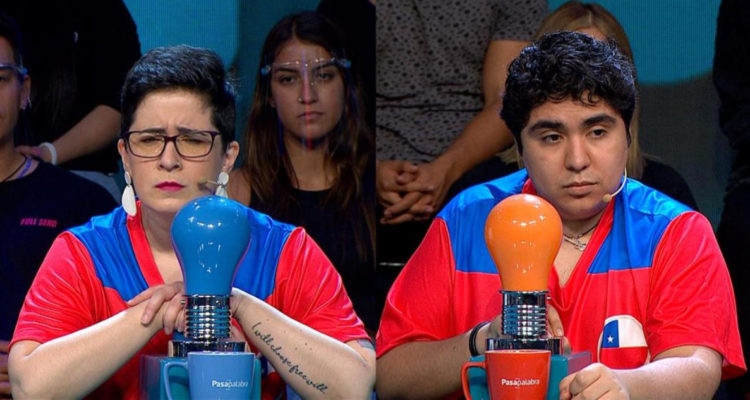 Los concursantes de Pasapalabra Mundial Violeta Díaz y Juan José Alegría serios en medio del programa.