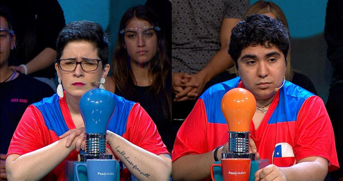 Los concursantes de Pasapalabra Mundial Violeta Díaz y Juan José Alegría serios en medio del programa.