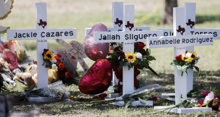 Un memorial para los niños asesinados en la escuela.