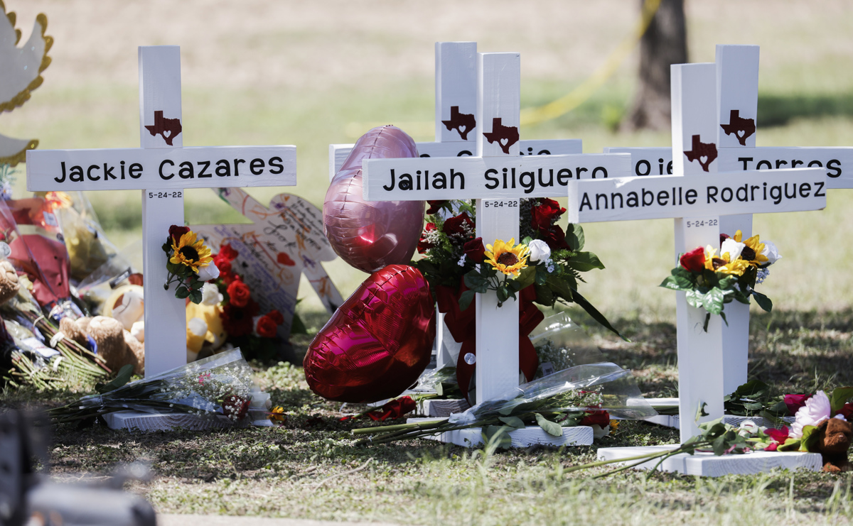Un memorial para los niños asesinados en la escuela.