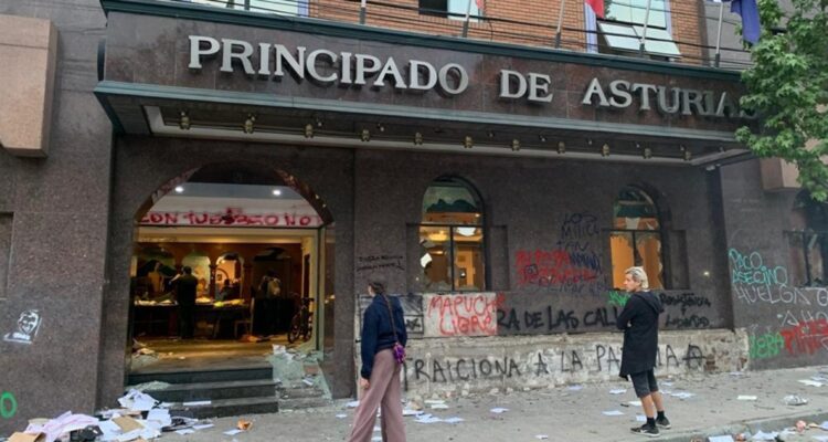 Absuelven a imputados en segundo juicio oral por incendio a hotel capitalino en el estallido social