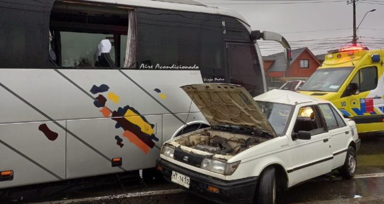 Bus que trasladaba trabajadores y auto particular colisionan en Los Ángeles