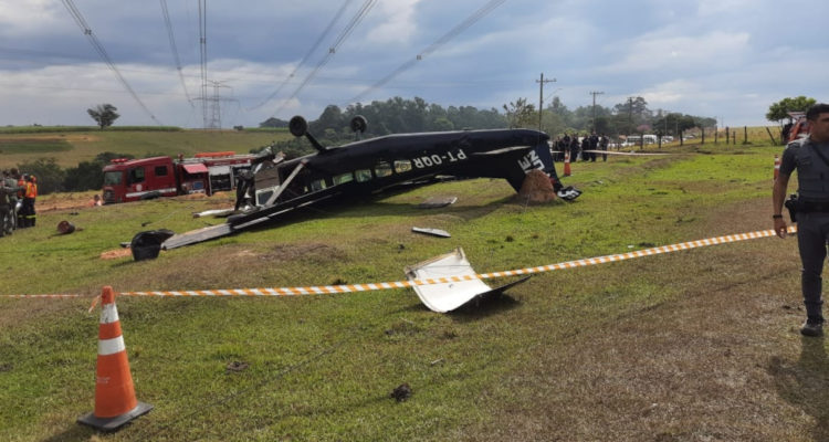 La avioneta volteada sobre el pastizal.