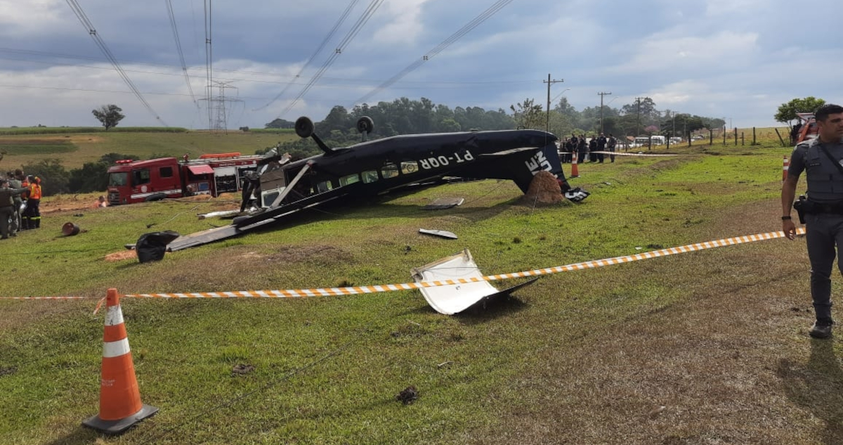 La avioneta volteada sobre el pastizal.