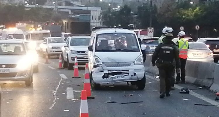 Dos lesionados deja accidente protagonizado por ocho vehículos en autopista de Santiago
