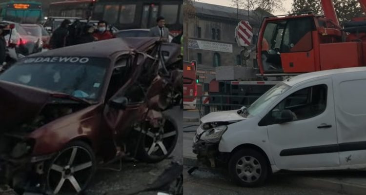Accidente múltiple deja un vehículo destruido en importante avenida capitalina
