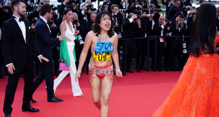 La mujer activista semi desnuda en la alfombra roja de Cannes.