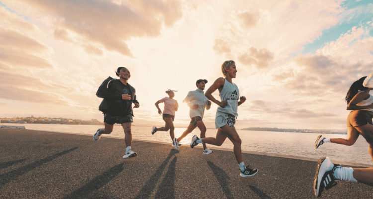 Deportistas corriendo en una playa