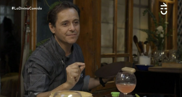 El actor Álvaro Morales hablando en La Divina Comida.