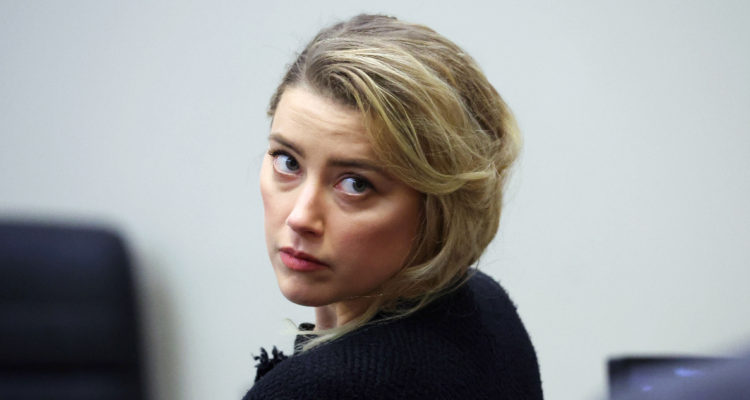 Amber Heard voltea en medio del juicio por difamación contra Johnny Depp.
