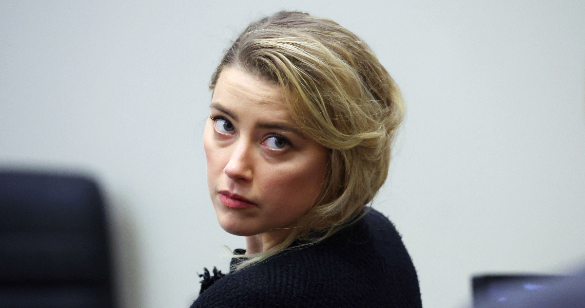 Amber Heard voltea en medio del juicio por difamación contra Johnny Depp.