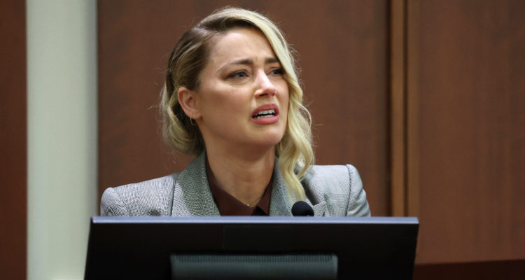 La actriz Amber Heard habla entre lágrimas desde el estrado.