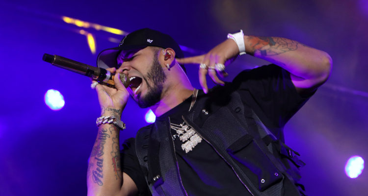 Anuel AA cantando en uno de sus conciertos.