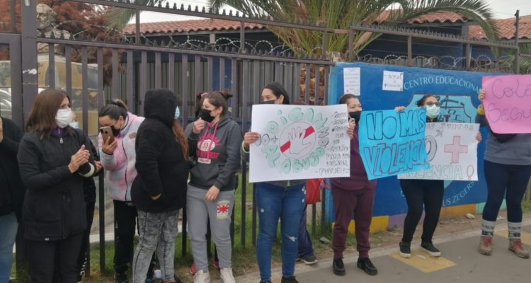 Apoderados de La Pintana protestan por seguridad en colegio